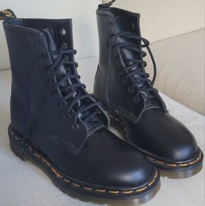 Dr. Martens 1460 black leather boots size 2 size 5 to 5.5 In womens